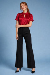 Blusa satinada de cuello alto y manga corta