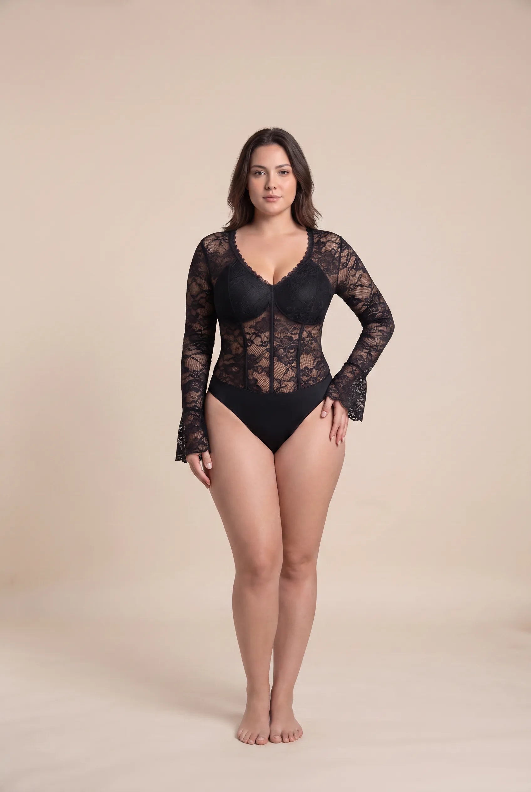 Body noir en dentelle à col V | Porté sur une silhouette plus ronde | Lounelle Paris