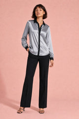 Blusa satinada con contrastes