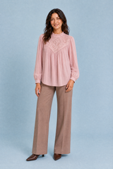 Blusa con cuello volante y mangas abullonadas
