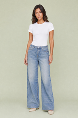 Jeans azul de tiro medio y corte holgado