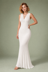 Vestido largo blanco plisado con escote en V