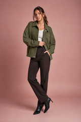 Chaqueta holgada verde militar con cuello camisero