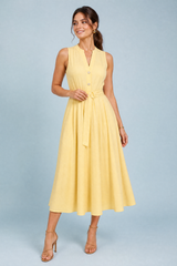Vestido amarillo con cuello en V y cinturón