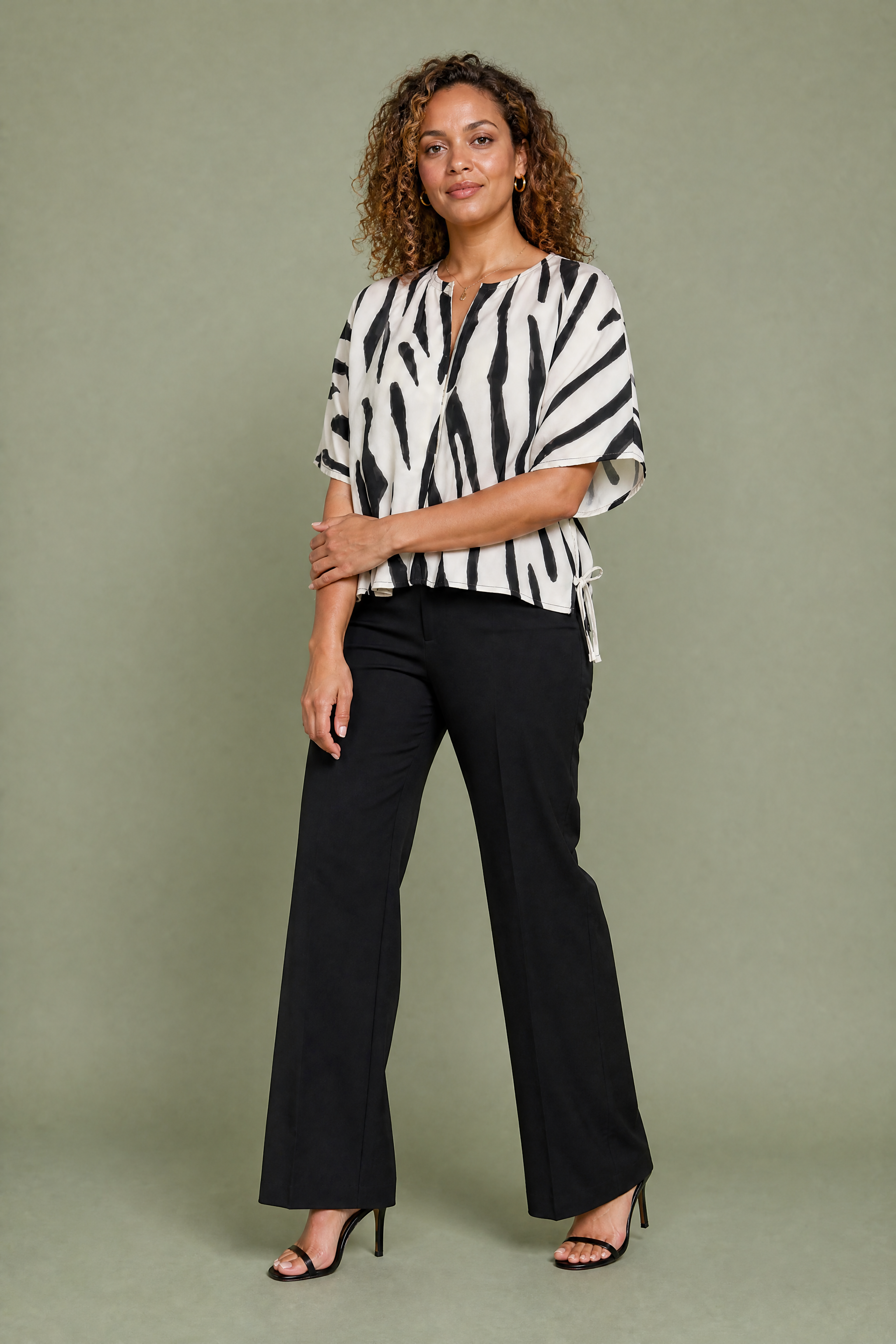Blouse ample imprimé zébré col fendu | Porté sur une autre silhouette | Lounelle Paris