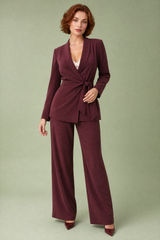 Tailleur pantalón cruzado con cinturón