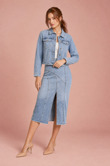 Conjunto de chaqueta vaquera y falda midi