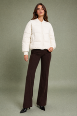 Chaqueta acolchada corta con cuello estilo béisbol