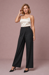 Pantalón de talle alto y pernera ancha con detalle asimétrico
