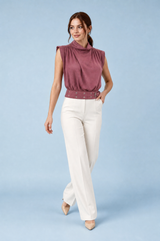 Top rosa empolvado cuello alto con cinturón