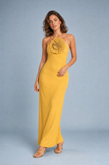 Vestido largo amarillo con cuello halter