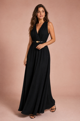 Vestido negro con cuello en V y cinturón