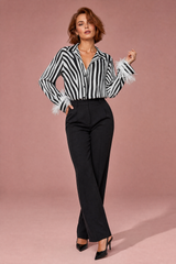 Camisa negra con estampado de cebra y plumas