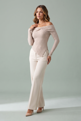 Top beige asimétrico con hombros descubiertos