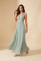 Vestido largo verde salvia plisado con cintura anudada