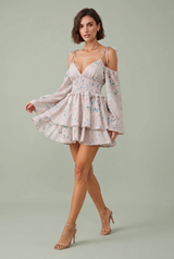 Vestido corto fluido con estampado floral, tirantes anudados y volantes