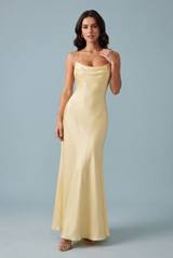 Vestido largo amarillo de espalda descubierta con cordones