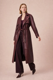 Manteau long effet cuir ceinturé | Vue en mouvement | Lounelle Paris