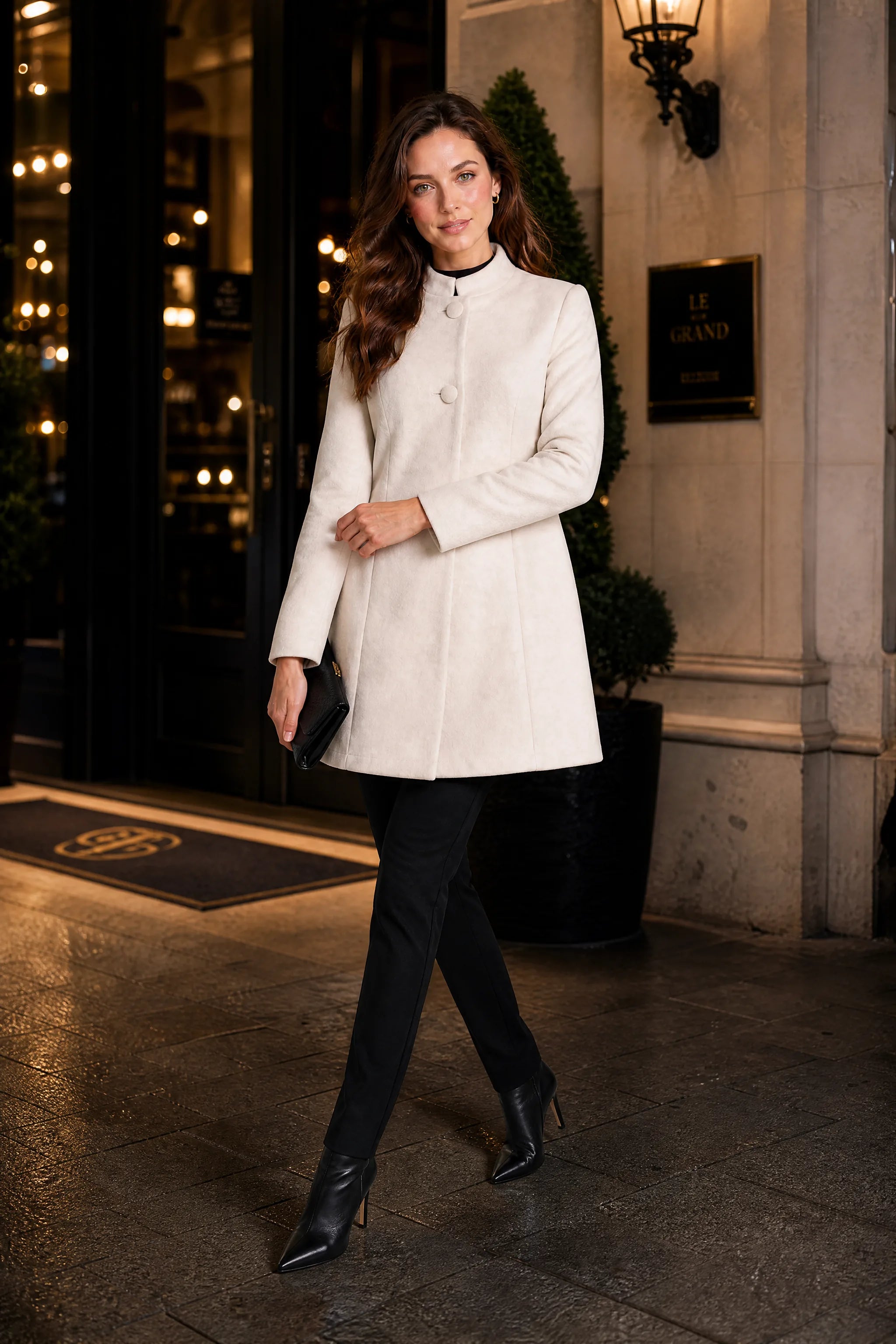 Manteau mi-long à col montant | Deuxième photo lifestyle | Lounelle Paris