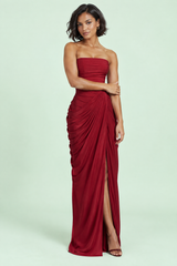 Vestido maxi burdeos fruncido de cuello alto con abertura
