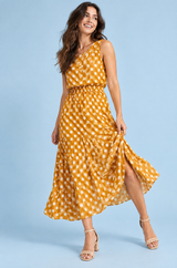 Vestido largo amarillo de lunares con cuello alto y detalles drapeados