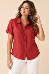Camisa roja de manga corta con cuello