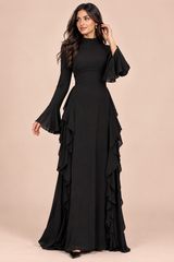 Vestido largo negro con volantes y mangas acampanadas