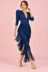 Vestido azul marino con flecos y escote en V