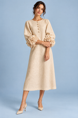 Vestido midi beige de corte evasé con mangas abullonadas
