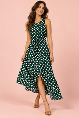 Vestido largo verde de lunares con cuello alto y detalles drapeados