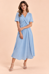 Vestido largo azul claro cruzado de cuello de pico
