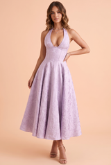Vestido midi violeta de corte evasé con encaje floral y escote en V