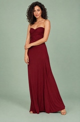 Vestido largo cruzado burdeos con escote halter y detalle dorado