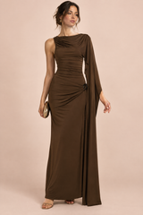 Vestido largo marrón de cuello alto, con drapeado y mangas capa