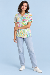 Camiseta blanca con estampado floral y cuello