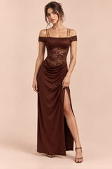 Vestido largo marrón fruncido de encaje