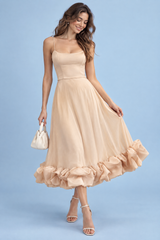 Vestido midi beige de corte evasé y bajo de volantes