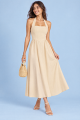 Vestido midi evasé beige con cuello halter