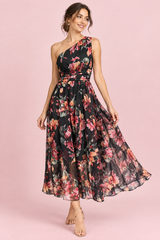 Vestido largo negro con estampado floral, de un solo hombro y corte evasé