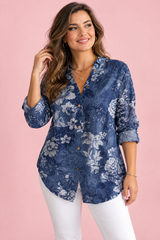 Camisa azul de corte largo con botones y estampado geométrico