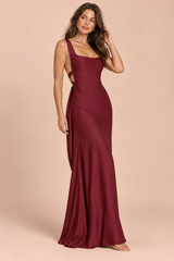 Vestido largo de espalda descubierta y escote en V en burdeos