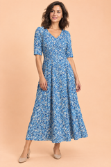 Vestido largo azul con escote en V