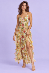 Vestido largo amarillo con estampado de lirios y manga tipo capa asimétrica