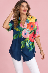 Camisa floral azul marino con cuello