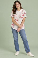 Camiseta blanco roto con estampado floral y cuello