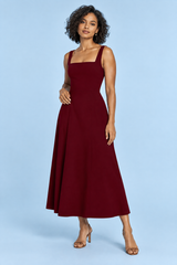 Vestido midi burdeos de corte evasé con escote cuadrado y tirantes finos