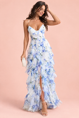 Vestido largo azul con estampado de lirios y manga tipo capa asimétrica