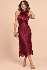 Vestido midi de satén burdeos con escote halter y falda de paneles