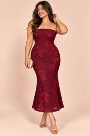 Robe midi bordeaux en dentelle à encolure bandeau avec détail col | Porté sur une silhouette plus ronde | Lounelle Paris
