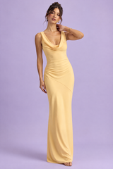 Vestido largo amarillo con efecto retorcido y corte asimétrico
